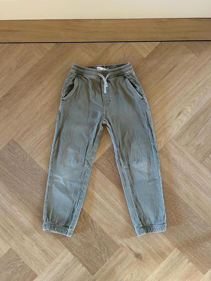 Groene denim jogger / jeans, Zara, maat 122, Kinderen en Baby's, Kinderkleding | Maat 122, Zo goed als nieuw, Jongen, Broek, Ophalen of Verzenden