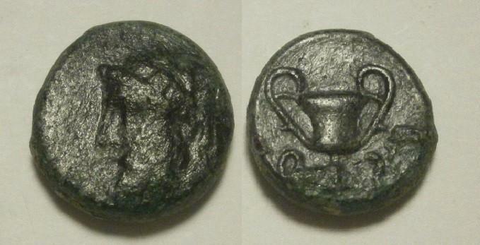 Griekse munt Sardes? Æ 12 Dionysos /  Kantharos - 400-300 BC, Postzegels en Munten, Munten | Europa | Niet-Euromunten, Losse munt