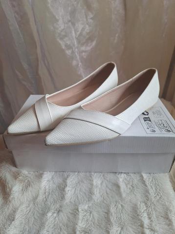 mooie witte  schoenen maat 40  beschikbaar voor biedingen
