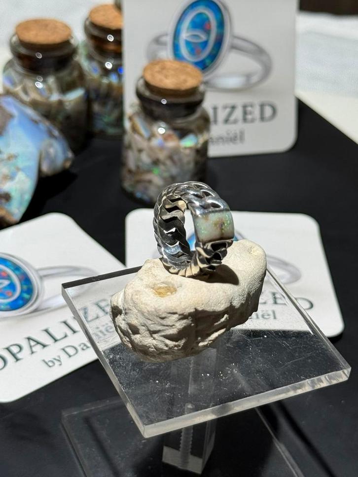 Buddha to buddha ring met Australische matrix Opaal, Sieraden, Tassen en Uiterlijk, Ringen, Zo goed als nieuw, Dame of Heer, Kleiner dan 17