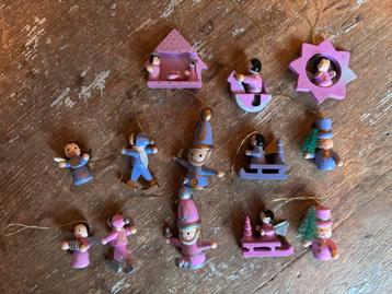 Houten kersthangers roze paars beschikbaar voor biedingen