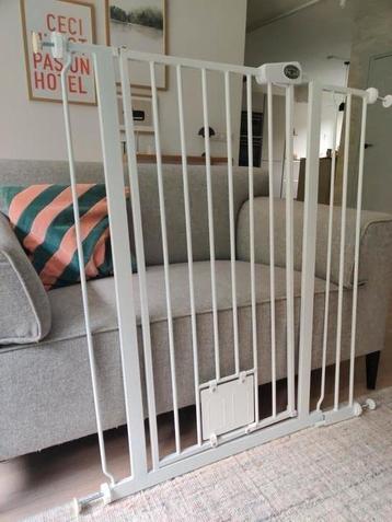 Hondenhekje met kattenluik beschikbaar voor biedingen