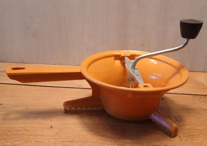 Oranje Moulinex no. 1 groentemolen roerzeef passeerzeef, Huis en Inrichting, Keuken | Keukenbenodigdheden, Gebruikt, Ophalen of Verzenden