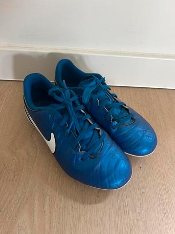 Nike voetbalschoenen maat 35 beschikbaar voor biedingen