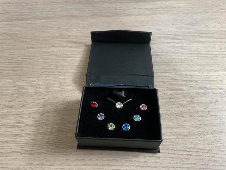 Dames Ketting met Hanger - 7 Gekleurde Kristallen, Sieraden, Tassen en Uiterlijk, Kettingen, Nieuw, Overige materialen, Ophalen of Verzenden