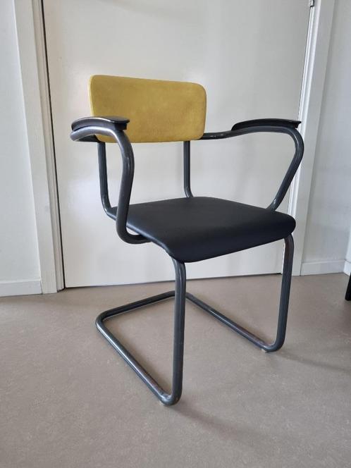 vintage buisframestoel schoolstoel industrieel sledevoet, Huis en Inrichting, Stoelen, Gebruikt, Eén, Kunststof, Metaal, Zwart
