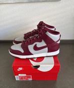 Nike Dunk High “Dark Beetroot”, Kleding | Heren, Schoenen, Overige kleuren, Nike, Nieuw, Ophalen of Verzenden