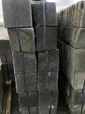 Partij goedkope gebruikte beton trottoirtegel | 30x30x4,5 beschikbaar voor biedingen
