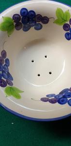 Uitlekschaal aardewerk, druiventrossen afgebeeld, Huis en Inrichting, Ophalen of Verzenden, 'T Olde Gre-j, Info@toldegrej.nl, Endepoelstraat 20f Didam