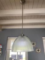 Hanglamp met geribbelde melkglazen kap z.g.a.n., Huis en Inrichting, Lampen | Hanglampen, Ophalen of Verzenden, Zo goed als nieuw