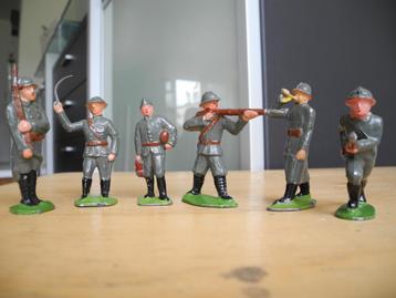 6 antieke miniatuur soldaten in diverse (gevechts)houdingen beschikbaar voor biedingen