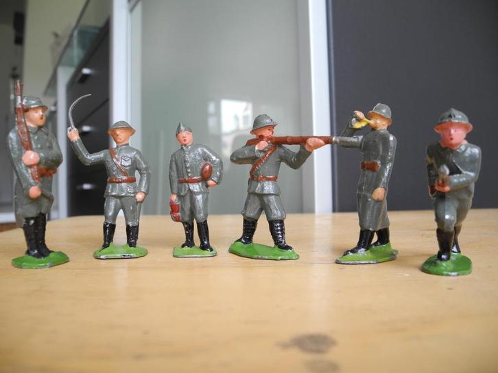 6 antieke miniatuur soldaten in diverse (gevechts)houdingen, Antiek en Kunst, Antiek | Speelgoed, Ophalen of Verzenden