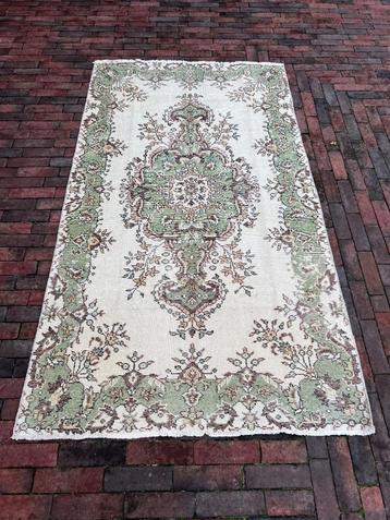 Vintage Usak vloerkleed groen – 216 x 122 cm, 1970's