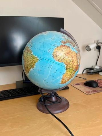 Wereldbol lamp beschikbaar voor biedingen
