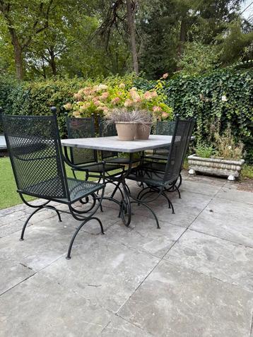 Hardstenen tuintafel met gietijzer onderstel + 6 stoelen beschikbaar voor biedingen