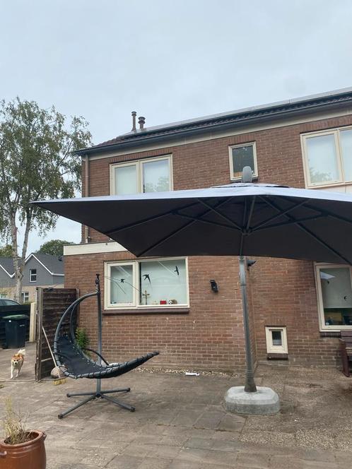 Grote zweefparasol met voet, Tuin en Terras, Parasols, Gebruikt, Zweefparasol, 3 tot 4 meter, Kantelbaar, Ophalen
