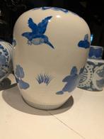 Blauw witte vaas met vogels, Antiek en Kunst, Antiek | Porselein, Ophalen of Verzenden