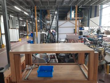 Gebruikte eettafel beschikbaar voor biedingen