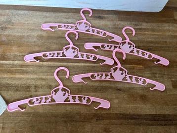 Poppenkleding hangers beschikbaar voor biedingen
