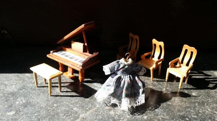 poppenhuis piano vleugel mini stoeltjes jurkje bod va 4 euro, Verzamelen, Poppenhuizen en Toebehoren, Gebruikt, Poppenhuis, Ophalen of Verzenden