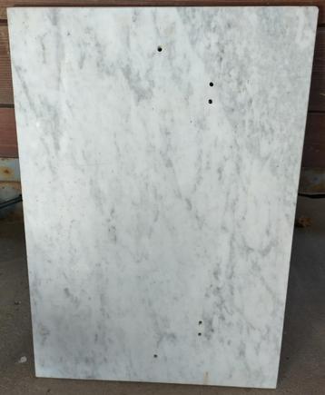 Een granieten plaat verm. gebruikt boven een wastafel. beschikbaar voor biedingen