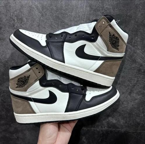 Jordan 1 High bruin ( Mocha ) Inc doos, Kleding | Heren, Schoenen, Nieuw, Sneakers of Gympen, Bruin, Verzenden