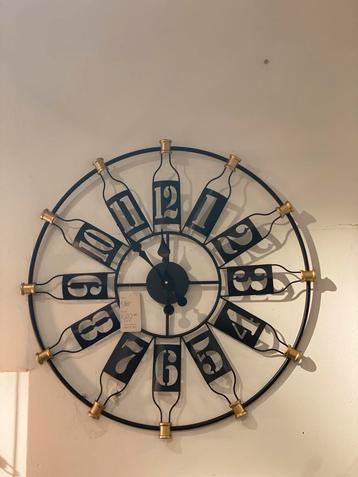 Unieke Wandklok met Flessen Design beschikbaar voor biedingen