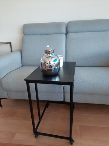 Aanschuif tafeltje. Zwart. 2 tafeltjes.1 is €25, 2 €40. beschikbaar voor biedingen