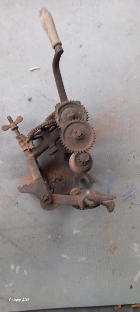 Ouderwetse Slijpsteen met Mechanisme, Ophalen