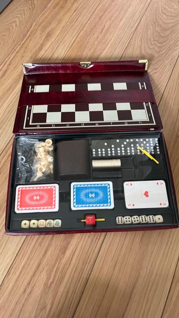 Bijna gratis spelletjesdoos/poker/schaken/kaarten  beschikbaar voor biedingen