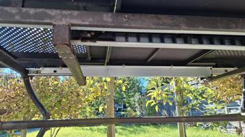 Metalen tuintafel beschikbaar voor biedingen