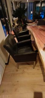 2 leren stoelen tesamen voor 4 euro. Een koopje!, Huis en Inrichting, Stoelen, Ophalen, Gebruikt, Zwart, Leer