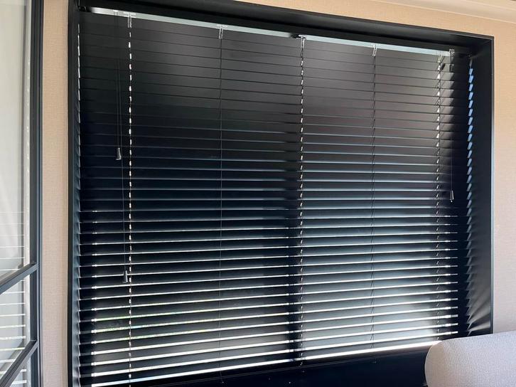 8 stuks, Zwarte houten jaloezieën, Huis en Inrichting, Stoffering | Gordijnen en Lamellen, Nieuw, 150 tot 200 cm, 150 tot 200 cm