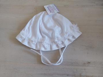 Soft Touch wit baby hoedje met bloemetjes 0-6 maanden NIEUW beschikbaar voor biedingen
