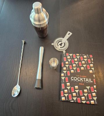 Cocktailset met cocktailshaker en The classic cocktail bible beschikbaar voor biedingen