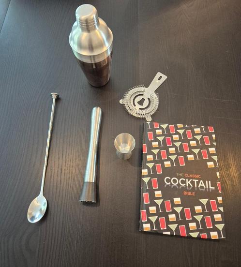 Cocktailset met cocktailshaker en The classic cocktail bible, Huis en Inrichting, Keuken | Keukenbenodigdheden, Nieuw, Ophalen of Verzenden