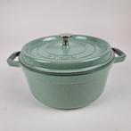 Staub Cocotte 24 CM in Salie, Huis en Inrichting, Ophalen, Gietijzer, Nieuw, Keramische plaat