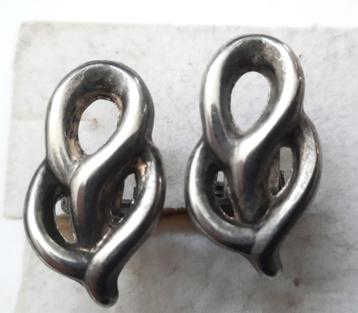 Aparte zilverkleurige vintage metalen oorbellen, clips beschikbaar voor biedingen