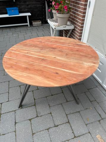 Te koop ronde tafelbladen 121 en 142 cm beschikbaar voor biedingen