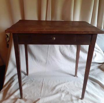 "Brocante" Frans houten tafeltje,  beschikbaar voor biedingen