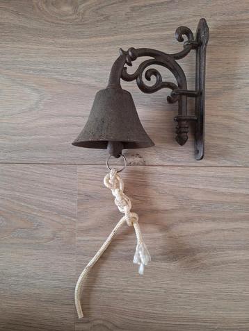 Gietijzeren tuinbel met klepel beschikbaar voor biedingen