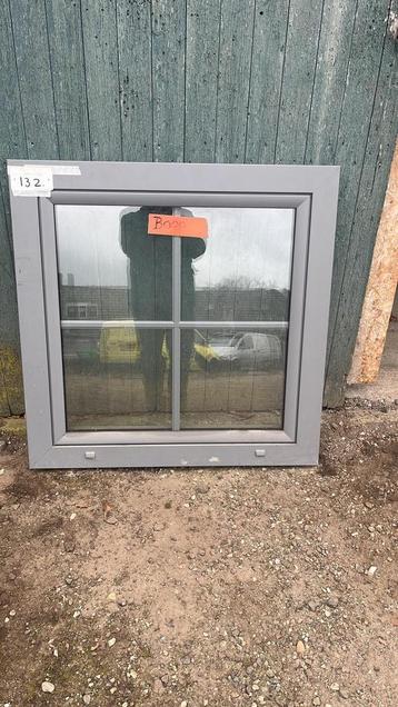(132) Nieuw aluminium vast raamkozijn incl glas met roedes beschikbaar voor biedingen