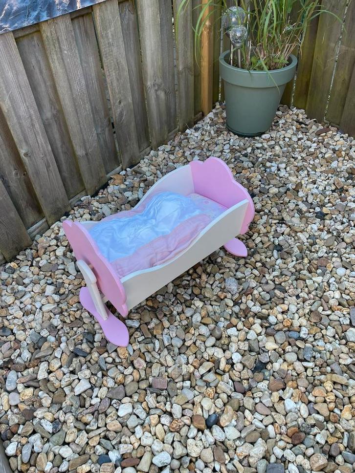 Hout schommel poppenbedje incl beddengoed dekbed en matrasje, Kinderen en Baby's, Speelgoed | Houten speelgoed, Zo goed als nieuw