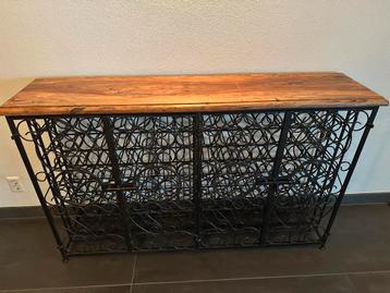 Smeedijzeren Wijnrek met Houten Blad beschikbaar voor biedingen