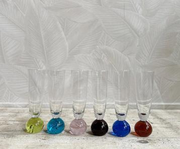 Vintage gekleurde glazen 6 stuks beschikbaar voor biedingen