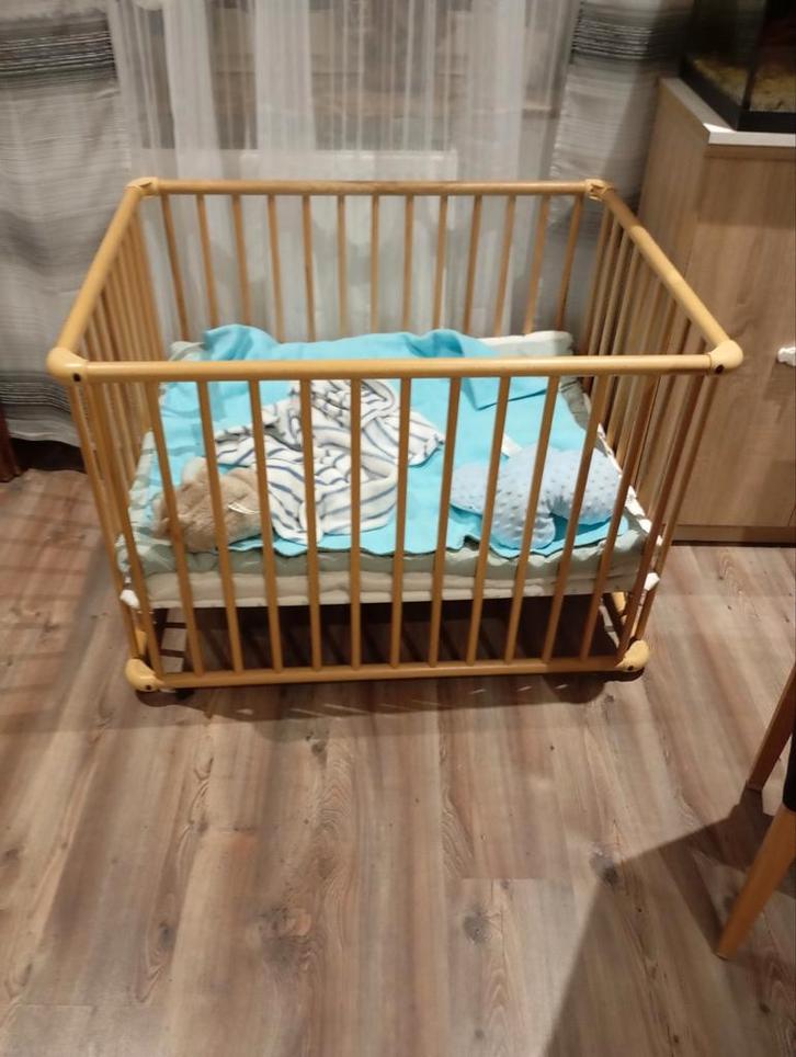 Houten babybox, Kinderen en Baby's, Boxen, Zo goed als nieuw, Vierkant, Boxkleed, Wieltjes, Ophalen of Verzenden
