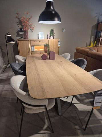 Henders en Hazel eettafel Shimanto beschikbaar voor biedingen