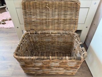 Rotan rieten opbergmand beschikbaar voor biedingen