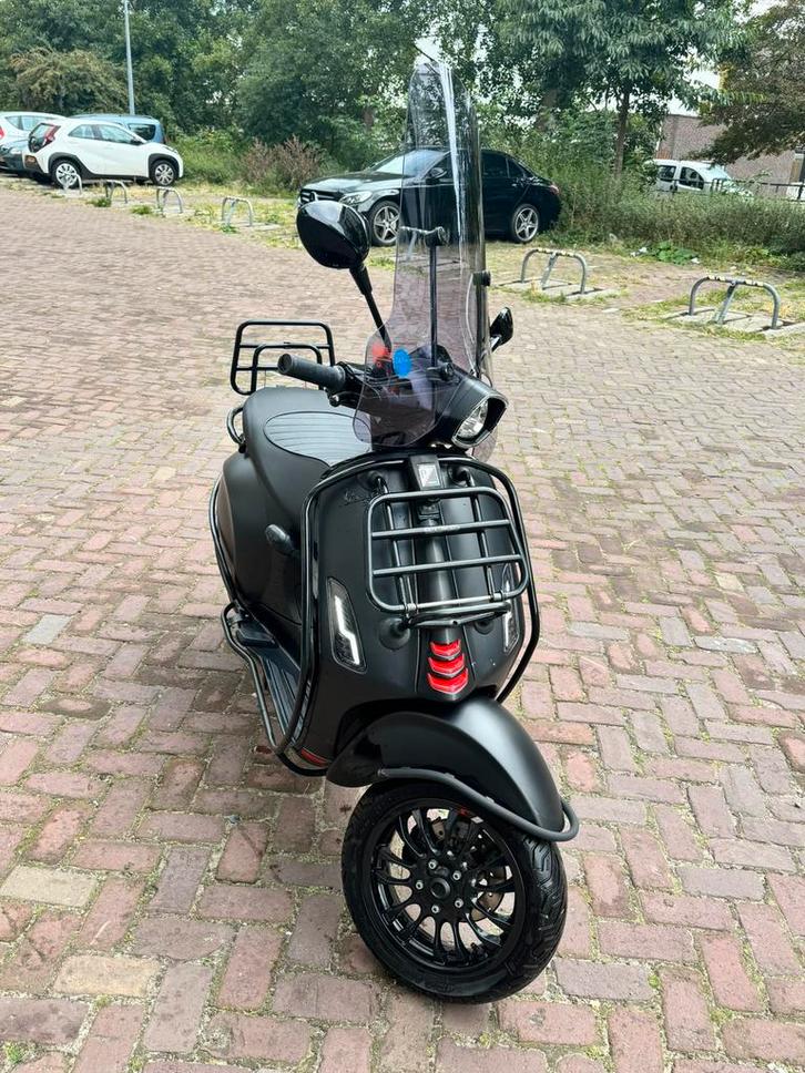 Vespa Sprint 2021 met begrenzer, Fietsen en Brommers, Scooters | Vespa, Zo goed als nieuw, Vespa S, Benzine, Ophalen