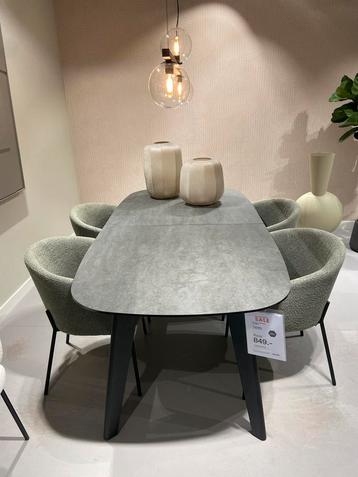 Montel Enzo eettafel beschikbaar voor biedingen